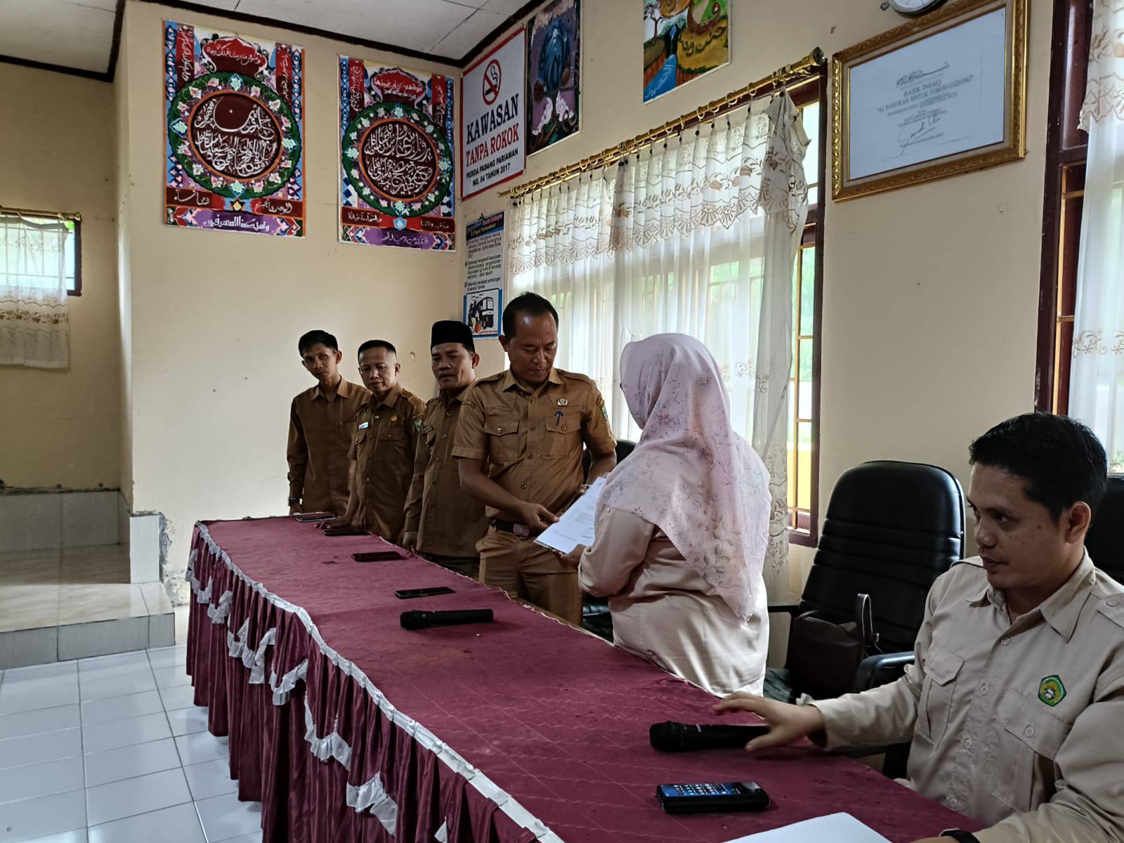 Serah terima mahasiswa KKN Universitas Taman Siswa