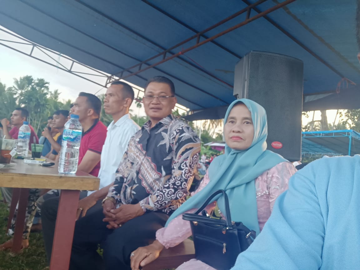 Menghadiri Pembukaan Pertandingan sepak bola