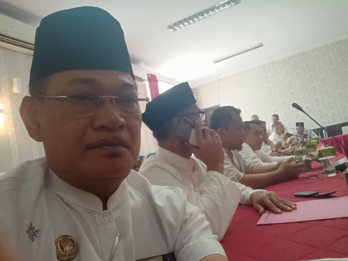 Menghadiri undangan 